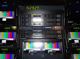大型トレーラーOB Vanの中継制御パネルにHVE9100Sが設置されている様子