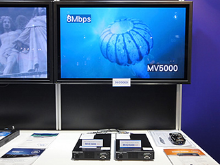 写真「NTTエレクトロニクスのブース内に展示したMVE5000とMVD5000」